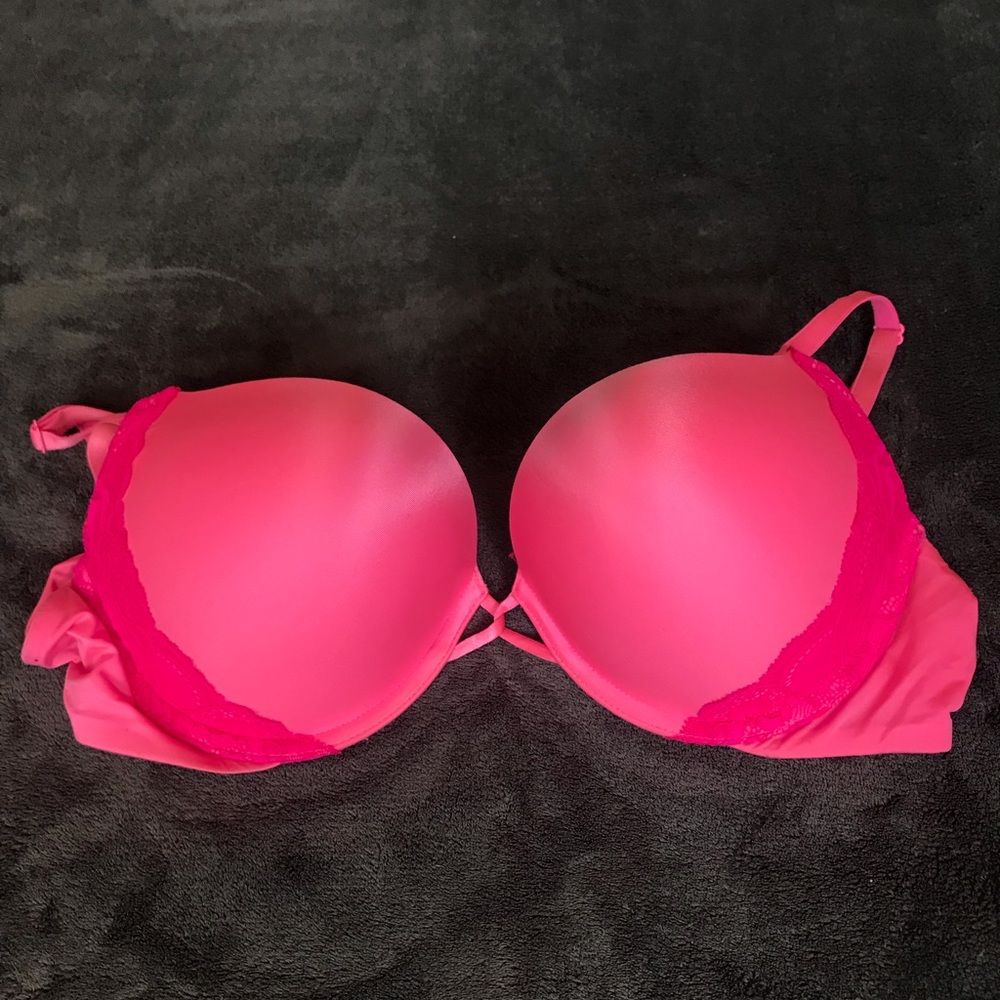 Victoria’s Secret bombshell plunge